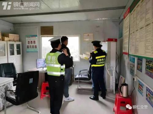 貨車嚴(yán)重超載,民警一路護(hù)送 卸貨 保平安