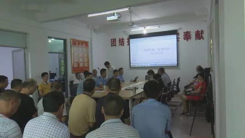 陸河交警對河城環(huán)衛(wèi)站司機進行交通安全知識培訓(xùn)